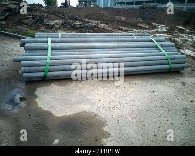 Tuyaux en béton armé sur un chantier de construction. Tuyaux sur le chantier. Banque D'Images