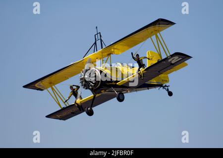 Pitts Python effectuant des promenades en aile au Sola Airshow juin 2007. Banque D'Images