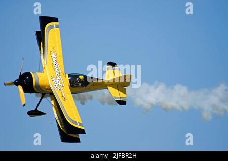 Pitts Python se présentant au Sola Airshow le 2007 juin dans leur G-164A Super AG-Cat de Grumman Banque D'Images