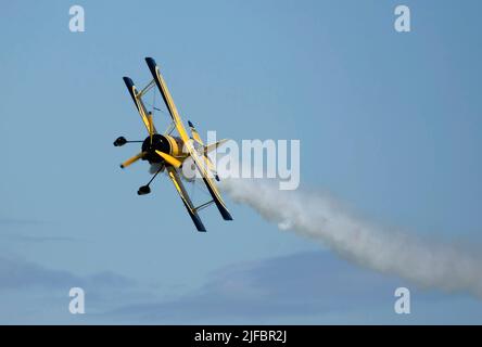 Pitts Python se présentant au Sola Airshow le 2007 juin dans leur G-164A Super AG-Cat de Grumman Banque D'Images