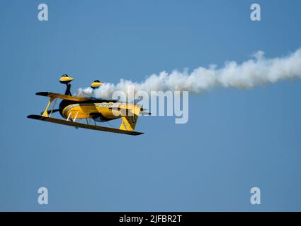 Pitts Python se présentant au Sola Airshow le 2007 juin dans leur G-164A Super AG-Cat de Grumman Banque D'Images