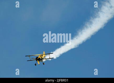 Pitts Python se présentant au Sola Airshow le 2007 juin dans leur G-164A Super AG-Cat de Grumman Banque D'Images