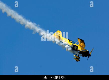 Pitts Python se présentant au Sola Airshow le 2007 juin dans leur G-164A Super AG-Cat de Grumman Banque D'Images