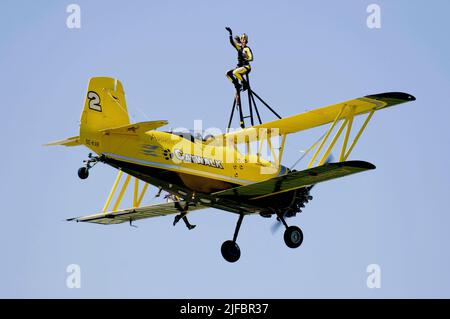 Pitts Python effectuant des promenades en aile au Sola Airshow juin 2007. Banque D'Images