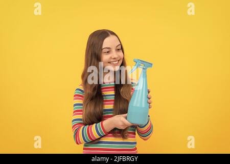 Bouteille de pulvérisation désinfectante pour photocopieuse fond jaune, aérosol Banque D'Images