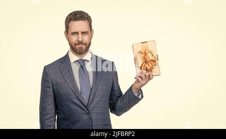 pdg ayant réussi à tenir une boîte-cadeau. homme beau se préparer pour la date. homme souriant avec une récompense d'affaires Banque D'Images