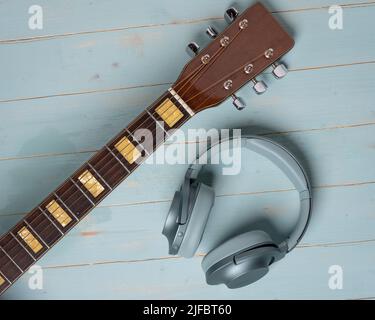 vue depuis le dessus de la guitare et des écouteurs verts sur fond de bois, gros plan Banque D'Images