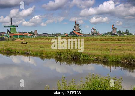 Ancien moulin à vent dans la campagne de Zaan Schans près d'Amsterdam Banque D'Images