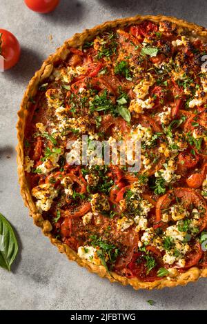 Une pâtisserie maison saine à la tomate et à la féta avec des herbes Banque D'Images