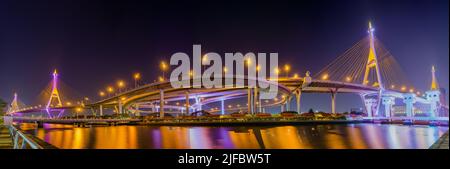 Magnifique paysage de lumière sur le pont de l'autoroute à travers la rivière avec le jardin et barrage ouvert en Thaïlande appelé périphérique industriel. (Bhumibol br Banque D'Images