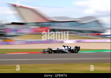 Yuki Tsunoda d'AlphaTauri en action lors de la deuxième session d'entraînement de F1 en prévision du Grand Prix britannique 2022 à Silverstone, à Towcester. Date de la photo: Vendredi 1 juillet 2022. Banque D'Images