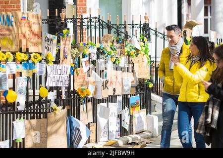 Des messages et des affiches contre l’invasion de l’Ukraine par la Russie sont laissés près de l’ambassade de Russie à Londres. Banque D'Images