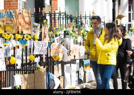 Des messages et des affiches contre l’invasion de l’Ukraine par la Russie sont laissés près de l’ambassade de Russie à Londres. Banque D'Images