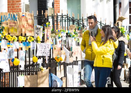 Des messages et des affiches contre l’invasion de l’Ukraine par la Russie sont laissés près de l’ambassade de Russie à Londres. Banque D'Images