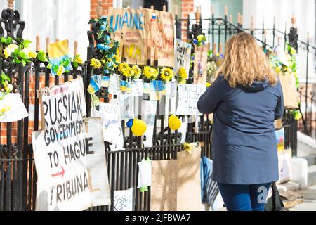 Des messages et des affiches contre l’invasion de l’Ukraine par la Russie sont laissés près de l’ambassade de Russie à Londres. Banque D'Images