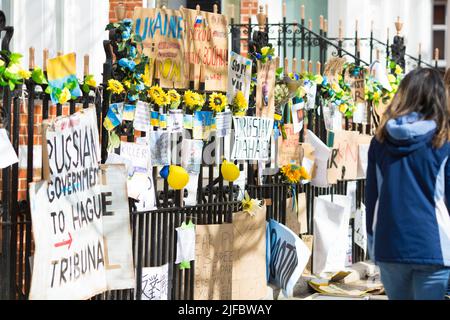 Des messages et des affiches contre l’invasion de l’Ukraine par la Russie sont laissés près de l’ambassade de Russie à Londres. Banque D'Images