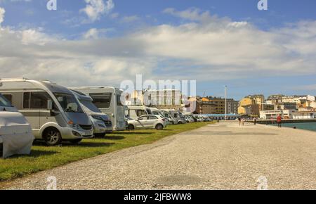 Camping camping-car ou camping-car près de la mer en Galice, Espagne Banque D'Images