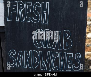 Un panneau annonçant les sandwichs au crabe frais en vente dans la ville balnéaire de Sheringham, à Norfolk, au Royaume-Uni. Banque D'Images