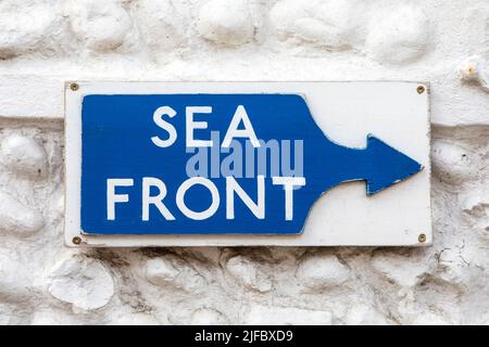 Un panneau indiquant les visiteurs en direction du front de mer dans le village de bord de mer de Mundesley à Norfolk, Royaume-Uni. Banque D'Images