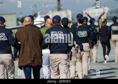 Bogota, Colombie. 01st juillet 2022. Des officiers de la police INTERPOL escortent Nini Johan Usuga alias 'la Negra', soeur du seigneur colombien de la drogue Dairo Antonio Usuga, alias 'Otoniel', Nini Johan Usuga a également été extradé le long de membres de l'ancienne guérilla des FARC avant leur extradition aux États-Unis d'Amérique à la base militaire de CATAM, à Bogota, Sur 1 juillet 2022. Photo par: Stringer/long Visual Press crédit: Long Visual Press/Alay Live News Banque D'Images