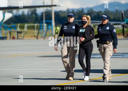 Bogota, Colombie. 01st juillet 2022. Nini Johan Usuga alias 'la Negra', sœur du seigneur colombien de la drogue Dairo Antonio Usuga, alias 'Otoniel', est escortée par des policiers d'Interpol avant son extradition aux États-Unis d'Amérique à la base aérienne militaire de CATAM, à Bogota, sur 1 juillet 2022. Nini Johana Usuga a également été extradé le long de membres de l'ancienne guérilla des FARC. Photo par: Stringer/long Visual Press crédit: Long Visual Press/Alay Live News Banque D'Images