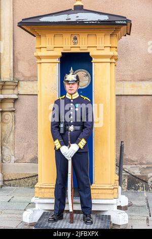 Un soldat en uniforme traditionnel qui garde le Palais Royal (Kungliga Slottet) à Stockholm, en Suède Banque D'Images