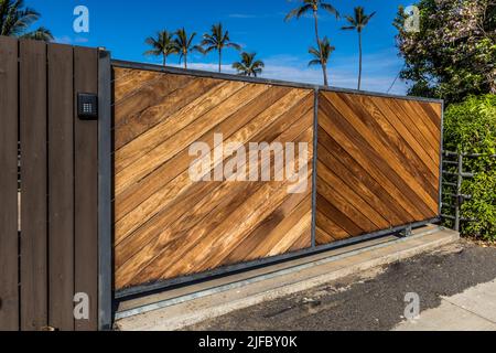 Bois naturel taché entrée en bois moderne et propre propriété entrée privée dans un endroit tropical avec accès sécurisé à la porte d'entrée. Banque D'Images