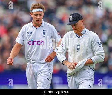 Birmingham, Royaume-Uni. 01st juillet 2022. Ben Stokes, d'Angleterre, a poli le ballon de Stuart Broad, d'Angleterre, à Birmingham, au Royaume-Uni, le 7/1/2022. (Photo de Mark Cosgrove/News Images/Sipa USA) crédit: SIPA USA/Alay Live News Banque D'Images