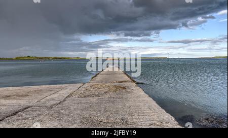 Une vieille jetée pointe dans la mer à Malahide Banque D'Images