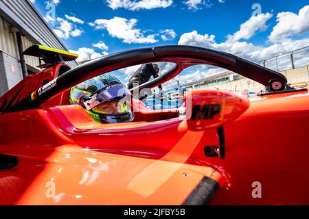 Silverstone, Royaume-Uni. 01st juillet 2022. UGRAN Filip (ROM) MP Motorsport lors de la manche 4th du Championnat de Formule 2 de la FIA 2022, sur le circuit de Silverstone, de 1 juillet à 3, 2022 à Silverstone, Royaume-Uni - photo Sebastiaan Rozendaal / Dutch photo Agency / DPPI crédit: DPPI Media/Alay Live News Banque D'Images