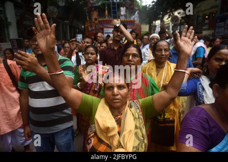 Kolkata, Bengale occidental, Inde. 1st juillet 2022. Des adeptes hindous de la Société internationale pour la conscience Krishna (ISKCON) se sont réunis pour célébrer Rath Yatra. Ratha Yatra est un festival hindou associé à Lord Jagannath qui s'est tenu à Shri Kshetra Puri Dham, dans l'État d'Odisha, en Inde. Dans le Bengale occidental aussi ce jour est très important comme une occasion sacrée. (Credit image: © Sukhomoy  Sen/eyepix via ZUMA Press Wire) Credit: ZUMA Press, Inc./Alamy Live News Banque D'Images