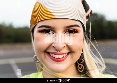 Portrait bonne jeune fille tout en s'amusant traîner Banque D'Images