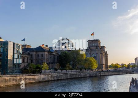 Berlin, Allemagne - 13 mai 2022: Le Reichstag à Berlin sur les rives de la Spree. Le Reichstag est le siège du Bundestag allemand. Banque D'Images