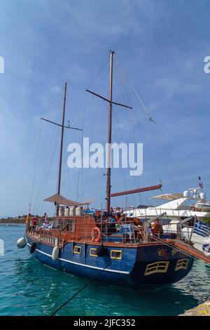 Athènes, Grèce: 06 mai 2022 - ancien bateau à voile pour les touristes dans le port de Pireas Banque D'Images