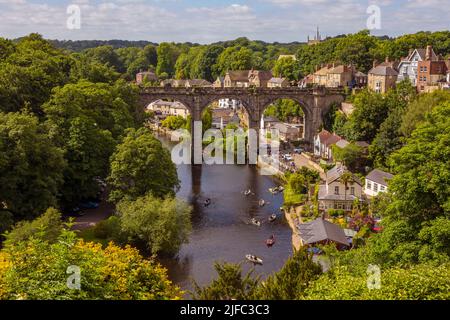 Knaresborough, Royaume-Uni - 4 juin 2022 : le viaduc de Knaresborough s'étend sur la rivière Nidd dans la belle ville de Knaresborough dans le Yorkshire du Nord, Royaume-Uni. Banque D'Images