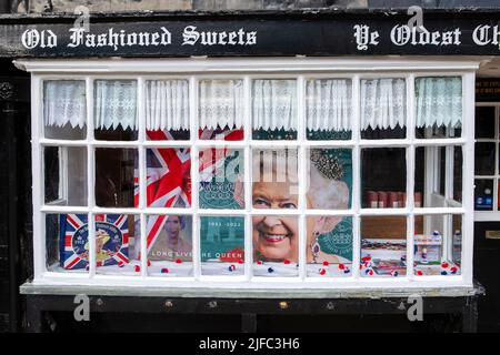 Knaresborough, Royaume-Uni - 4 juin 2022 : une vitrine dédiée au Jubilé de platine de la Reine au Ye plus ancien chimiste Shoppe en Angleterre, situé à Knares Banque D'Images