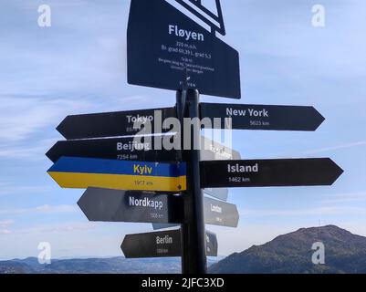 Bergen, Norvège: 3 mai 2022 - kilomètre zéro avec Kiev marqué d'un drapeau ukrainien Banque D'Images