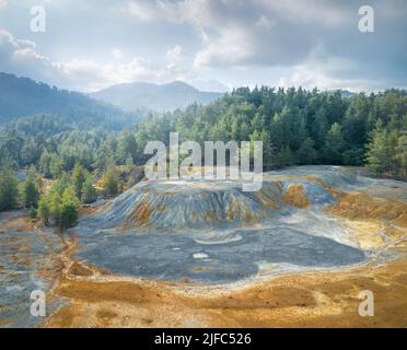 Stocks de minerai à la mine abandonnée de pyrite de Mala, dans la forêt de Paphos, à Chypre Banque D'Images