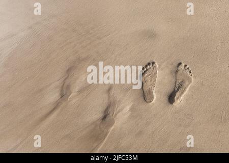 Deux pas dans le sable sur une promenade à Maui Hawaii. Banque D'Images