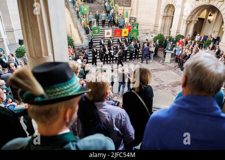 Hanovre, Allemagne. 01st juillet 2022. Les visiteurs se tiennent dans le hall de la coupole, dans le nouvel hôtel de ville, tandis que l'ancien Bruchmeister se distingue. Après deux années de pause liée à la couronne, le Schützenfest Hannover se déroule à nouveau du 01 au 10 juillet sur la Schützenplatz. Credit: Michael Matthey/dpa/Alay Live News Banque D'Images