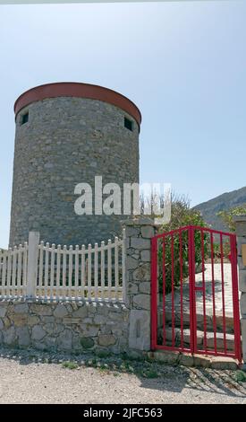 Moulin à vent reconverti à Agios Antonios, île de Tilos, Dodécanèse, Grèce. Près de Rhodes Banque D'Images