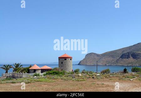 Moulin à vent reconverti à Agios Antonios, île de Tilos, Dodécanèse, Grèce. Près de Rhodes Banque D'Images