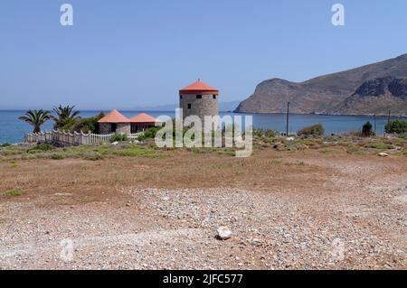 Moulin à vent reconverti à Agios Antonios, île de Tilos, Dodécanèse, Grèce. Près de Rhodes Banque D'Images