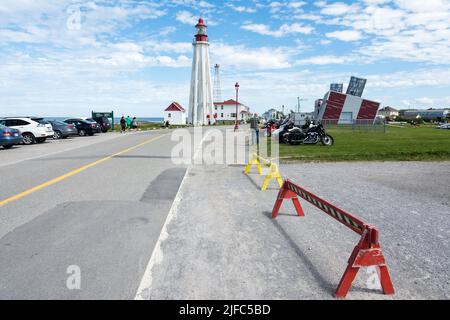Rimouski, Canada - 9 août 2015 : vue sur le phare de la Pointe-au-Père dans la péninsule de la Gaspésie pendant une journée ensoleillée. Cet emplacement a également le NCSM Banque D'Images