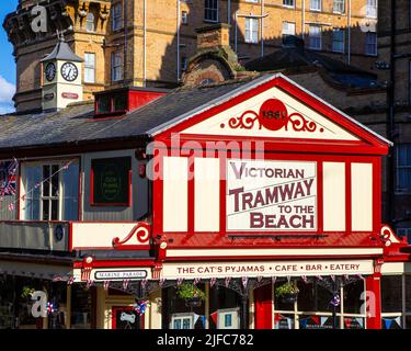 Scarborough, Royaume-Uni - 8 juin 2022 : l'extérieur de la station de tramway de la falaise victorienne dans la belle ville balnéaire de Scarborough, dans le Nord du Yorkshire, Royaume-Uni Banque D'Images