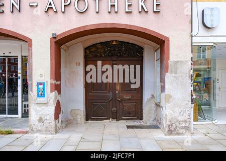 Porte et entrée principale de l'ancienne pharmacie Mohren sur la place du marché dans la vieille ville de Memmingen, dans la région du Bas-Allgäu, Bavière, Allemagne. Banque D'Images