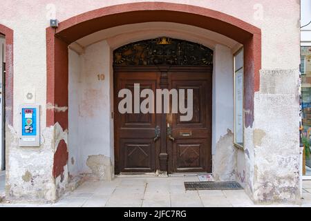 Porte et entrée principale de l'ancienne pharmacie Mohren sur la place du marché dans la vieille ville de Memmingen, dans la région du Bas-Allgäu, Bavière, Allemagne. Banque D'Images