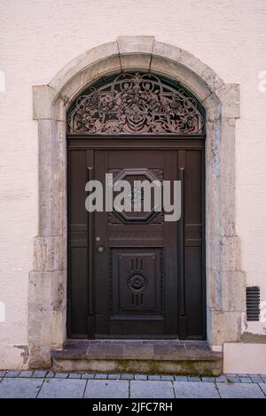 Porte ronde à arcades arcades artisanales dans un édifice historique de la place Manghaus, dans la vieille ville de Memmingen, dans la région du Bas-Allgäu, en Bavière, en Allemagne. Banque D'Images