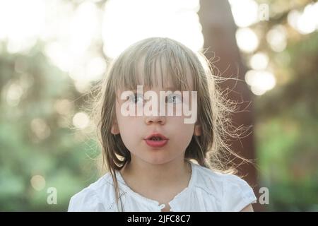 Portrait d'une belle fille liitle gros plan à l'extérieur Banque D'Images