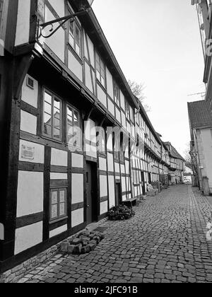 Vue sur les bâtiments à ossature de bois le long d'une rue pavée Banque D'Images